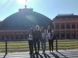 Alumnas de Capicúa delante de la estación antigua de Atocha 2